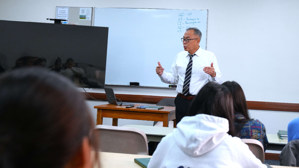 Odgerel-teaching.JPG